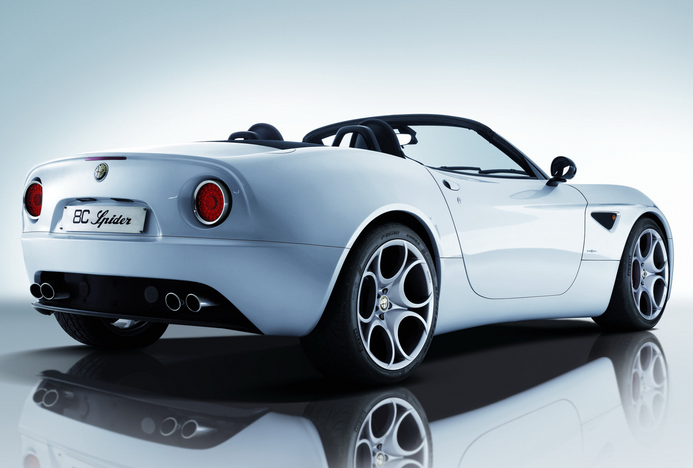 Alfa Romeo 8C Spider: 4 фото