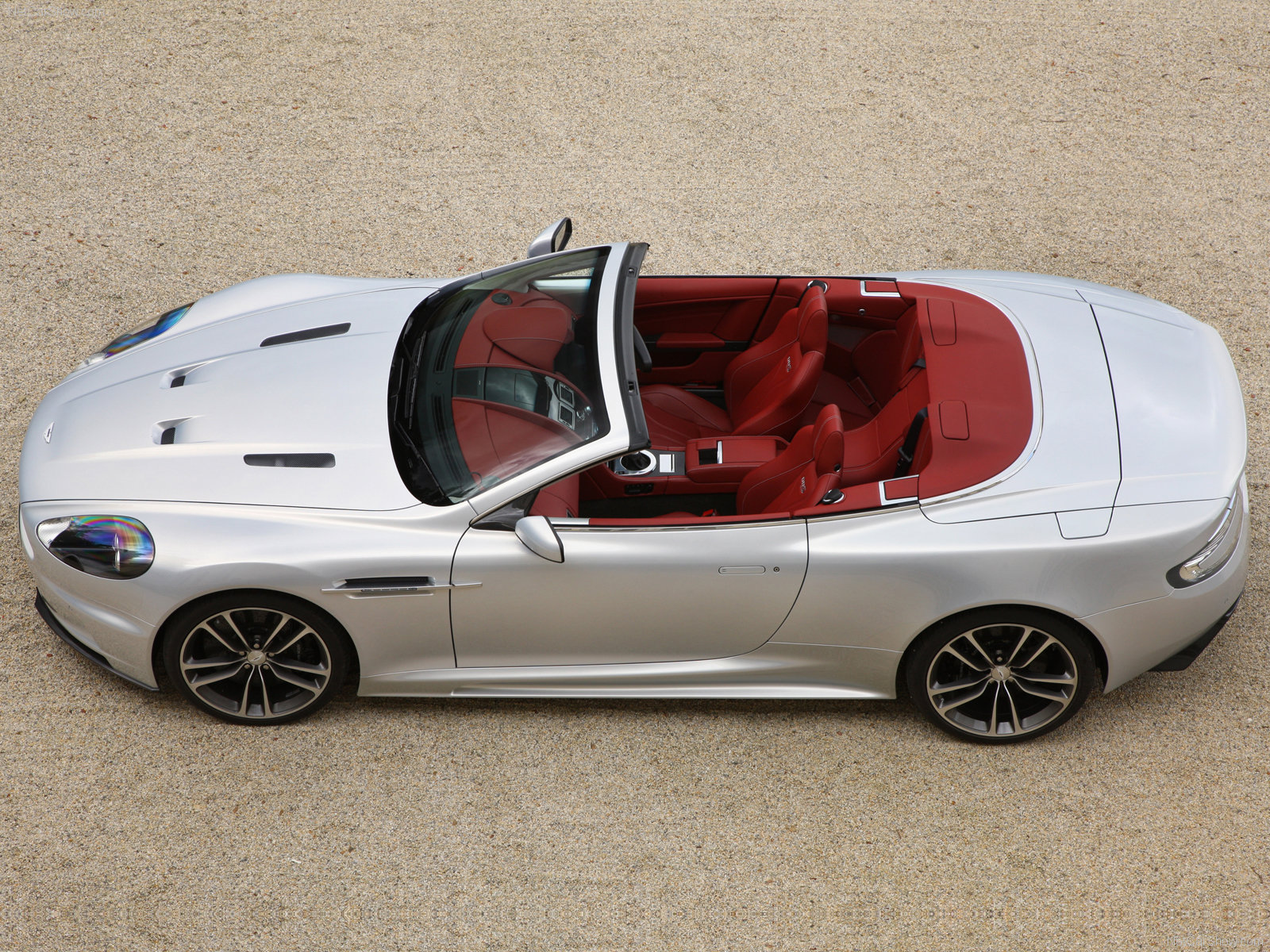 Aston Martin DBS Volante: 3 фото