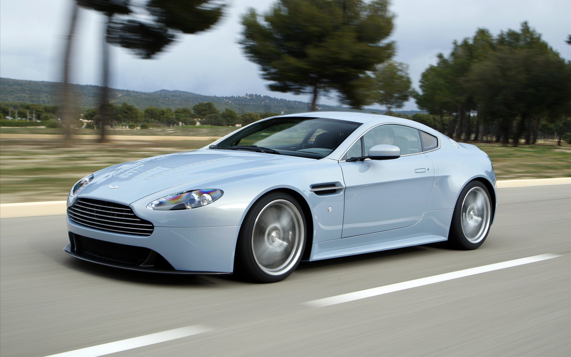 Aston Martin V12 Vantage: 11 фото