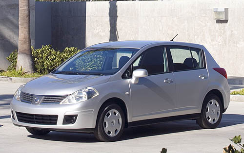 Nissan Versa: 3 фото