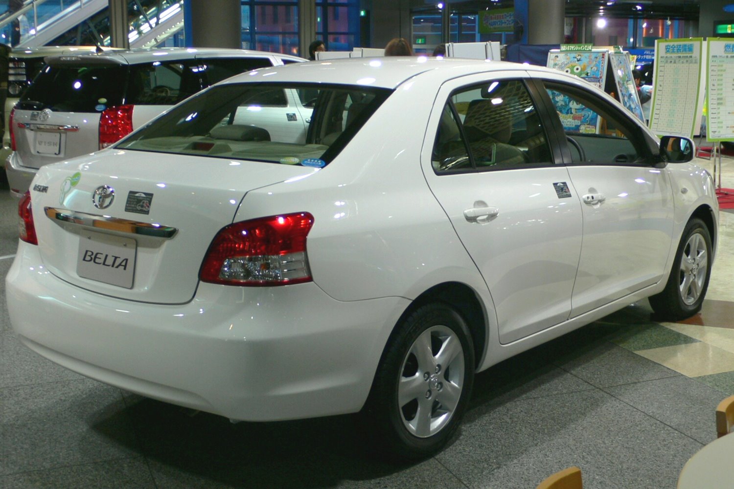 Toyota Belta: 8 фото